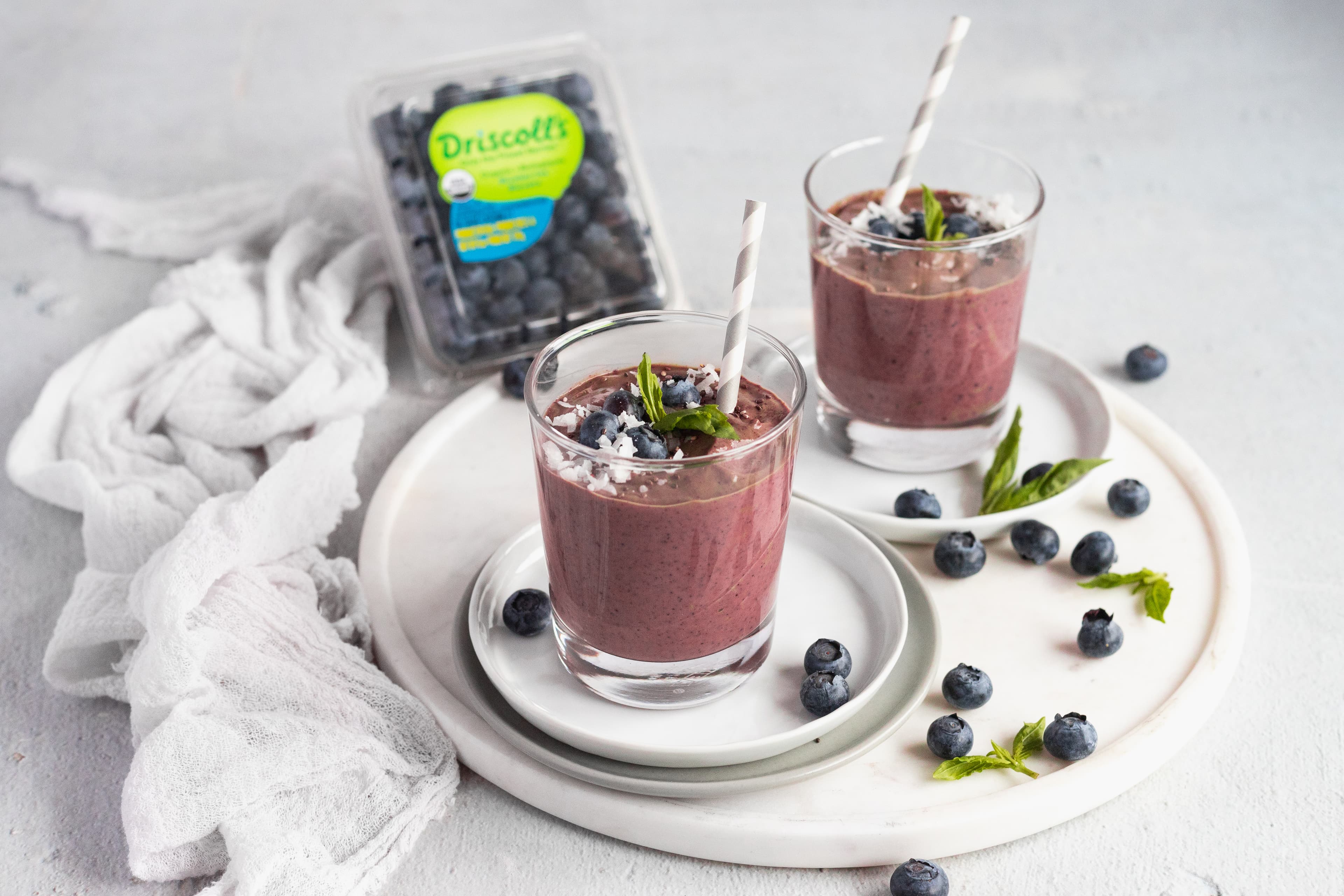 blueberry-smoothie1-item-v-818250878