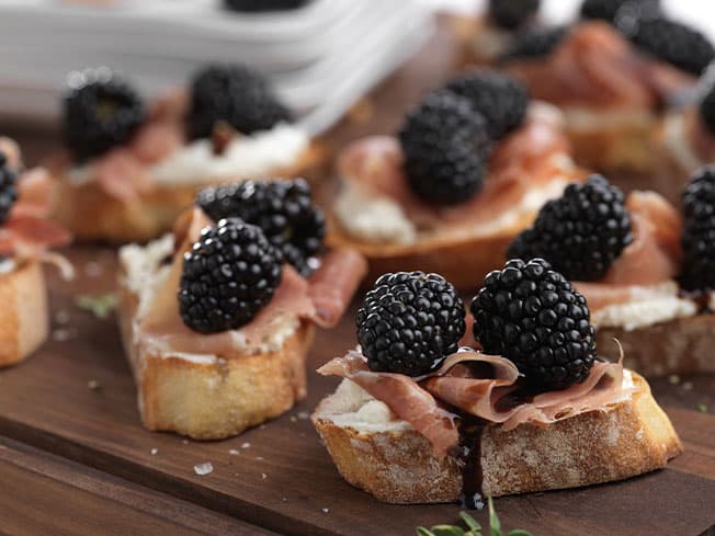 Blackberry-Prosciutto-Appetizer_10139_CC_220915_web-item-v-1983385750