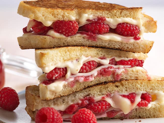 Brie-Raspberry-Jam-Grilled-Cheese_10094_CC_220915-1_Web-item-v-1870663397