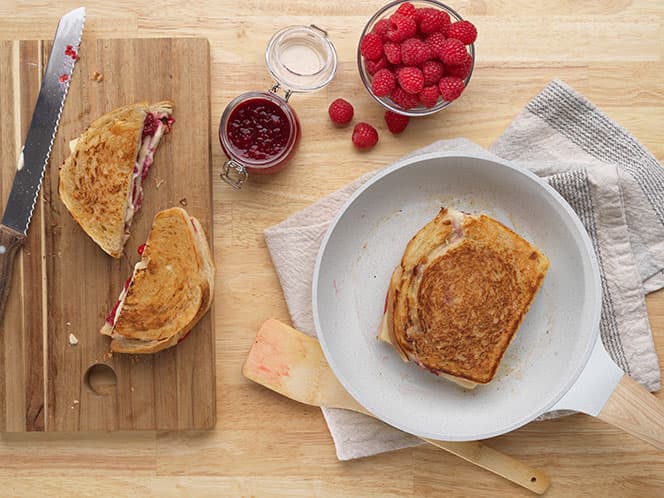 Brie-Raspberry-Jam-Grilled-Cheese_10118_CC_220915_498-item-v-1957296326