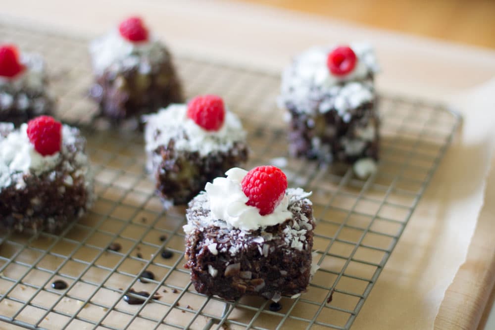 Raspberry lamingtons